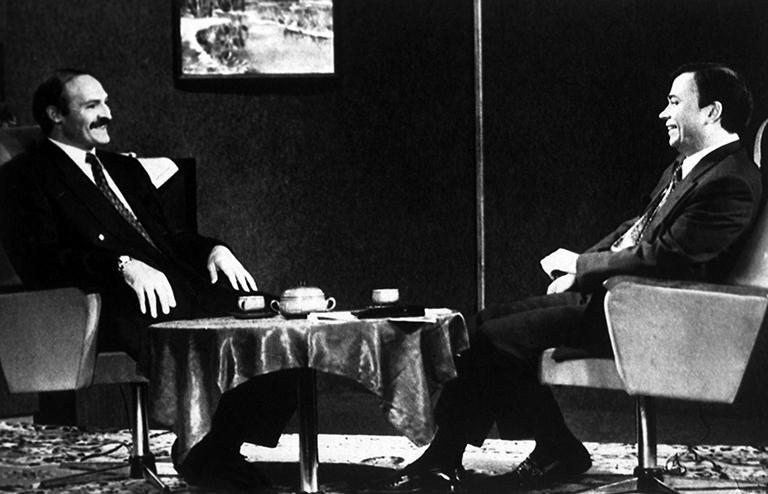 На фото: ведущий телепередачи "Момент истины" Андрей Караулов (справа) во время записи программы с участием Александра Лукашенко, 1993