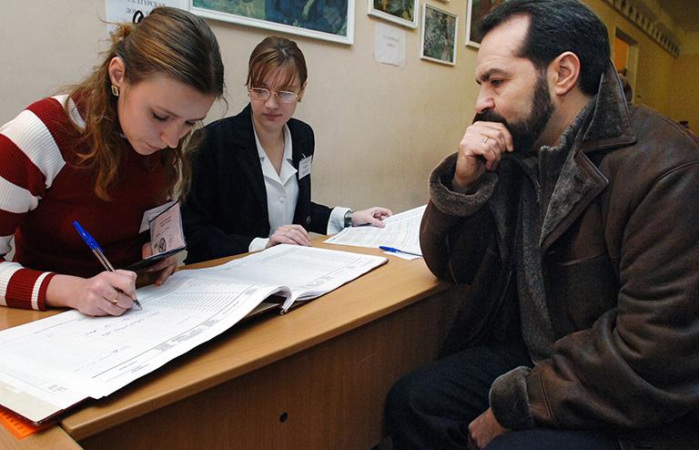 На фото: кандидат в депутаты Виктор Шендерович (справа) на избирательном участке, 2005