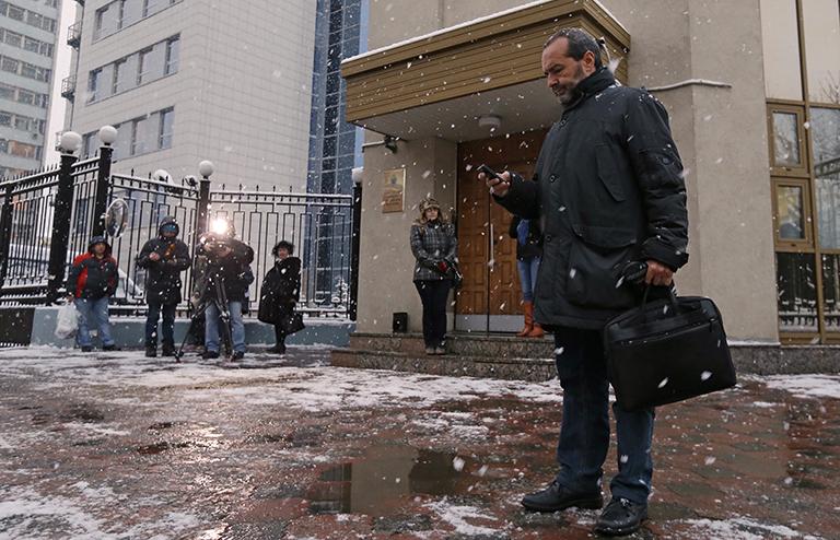 На фото: писатель Виктор Шендерович у здания СК РФ, 2014