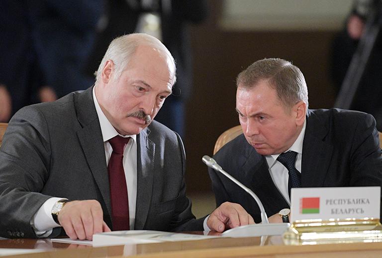 На фото: президент Белоруссии Александр Лукашенко и министр иностранных дел Белоруссии Владимир Макей (слева направо)