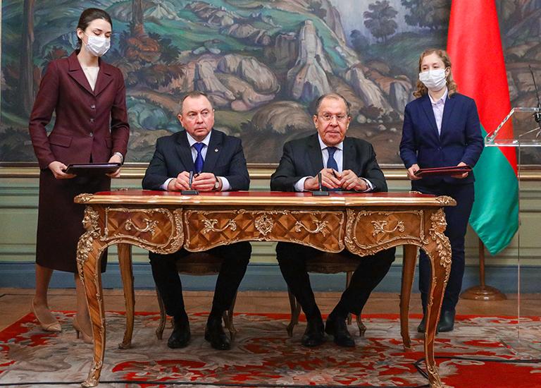 На фото: министр иностранных дел РФ Сергей Лавров и министр иностранных дел Белоруссии Владимир Макей (справа налево) на церемонии подписания совместных документов