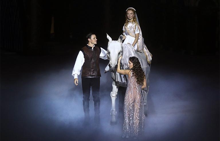 На фото: фигуристы Татьяна Тотьмянина (в центре) и Максим Маринин во время ледового музыкального спектакля Ильи Авербуха "Ромео и Джульетта" в МСА "Лужники"