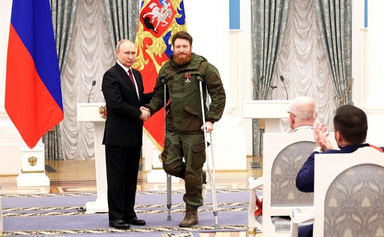 На фото: президент России Владимир Путин (слева) вручает Орден Почета руководителю проекта WarGonzo, военному корреспонденту Семену Пегову во время церемонии в Московском Кремле, 2022 год.