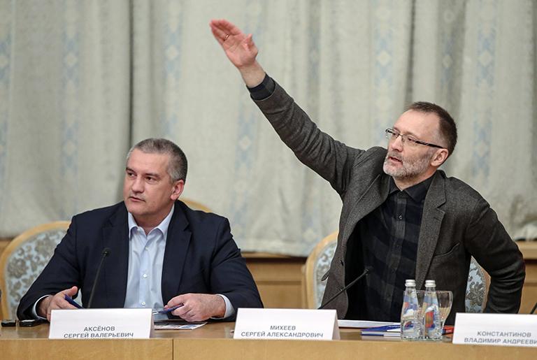 На фото: глава Республики Крым Сергей Аксенов и генеральный директор Центра политической конъюнктуры Сергей Михеев (слева направо) во время "Круглого стола", посвященного первой годовщине воссоединения Крыма с Россией, в "Президент-отеле", 2015 год