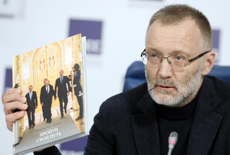 На фото: глава экспертно-консультационного совета при главе Республики Крым, политолог Сергей Михеев во время круглого стола, посвященного трехлетней годовщине воссоединения Крыма с Россией, 2017 год