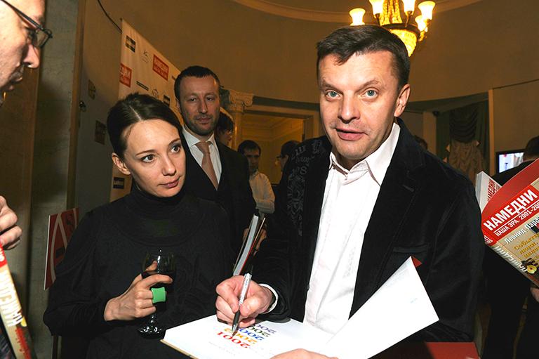 Презентации новой книги Леонида Парфенова "Другой день. Наши времена.2001-2005". На фото: актриса Чулпан Хаматова и Леонид Парфенов