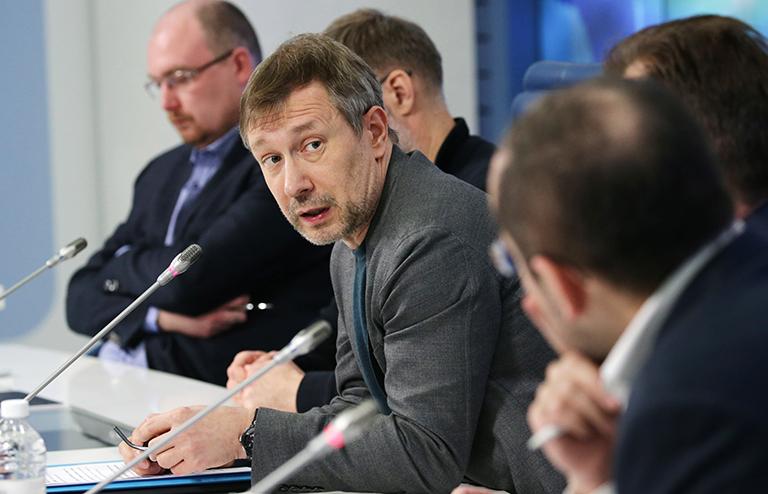 На фото: директор Центра политической конъюнктуры Алексей Чеснаков (в центре) на пресс-конференции, посвященной итогам визитов в Москву госсекретаря США Джона Керри и главы МИД Германии Франка-Вальтера Штайнмайера в контексте "Минска-2", 2016