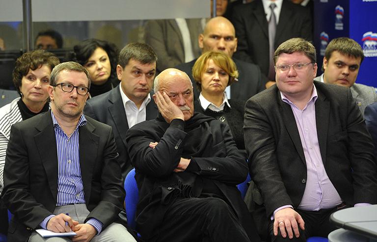 На фото: заместитель Секретаря Генерального совета партии "Единая Россия" Алексей Чеснаков, председатель комитета Государственной Думы РФ по культуре Станислав Говорухин и заместитель Секретаря Генерального совета Партии Андрей Исаев (слева направо на первом плане), 2012