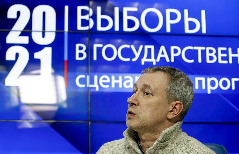 На фото: директор Центра политической, конъюнктуры Алексей Чеснаков во время круглого стола в онлайн-формате, посвященного предстоящим в этом году выборам в Государственную думу РФ