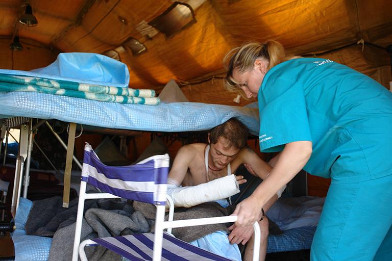  Северная Осетия. Ранненый журналист газеты "Комсомольская правда" Александр Коц (на фото) в мобильном госпитале МЧС во Владикавказе. 2008 год