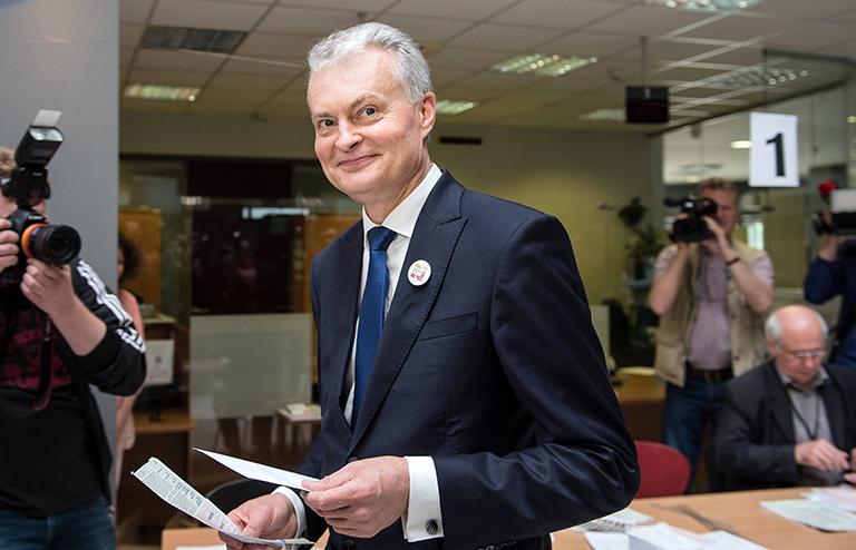 На фото: экономист и независимый кандидат Гитанас Науседа на предварительном голосовании во втором туре президентских выборов в Литве и на выборах в Европейский парламент
