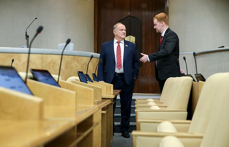На фото: лидер КПРФ Геннадий Зюганов и член комитета по федеративному устройству и вопросам местного самоуправления Денис Парфенов (слева направо) на пленарном заседании Государственной думы РФтослужба Госдумы РФ/ТАСС