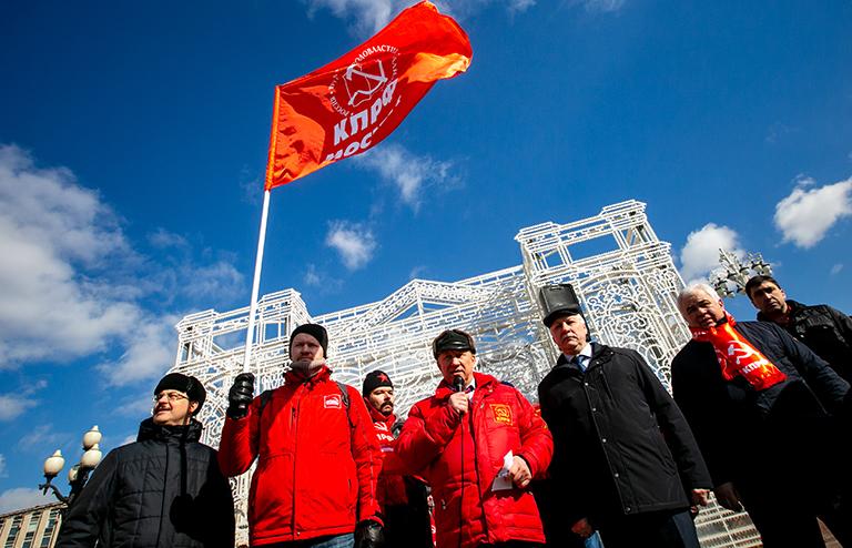 На фото: Денис Парфенов на митинге КПРФ на Пушкинской площади в Москве