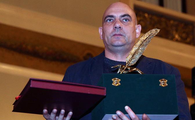 На фото: специальный корреспондент "КП" Дмитрий Стешин, ставший лауреатом премии "Золотое перо России" Союза журналистов, на церемонии нагр