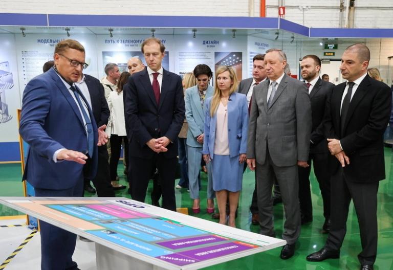 На фото: Армен Саркисян на заводе Отис в Санкт-Петербурге