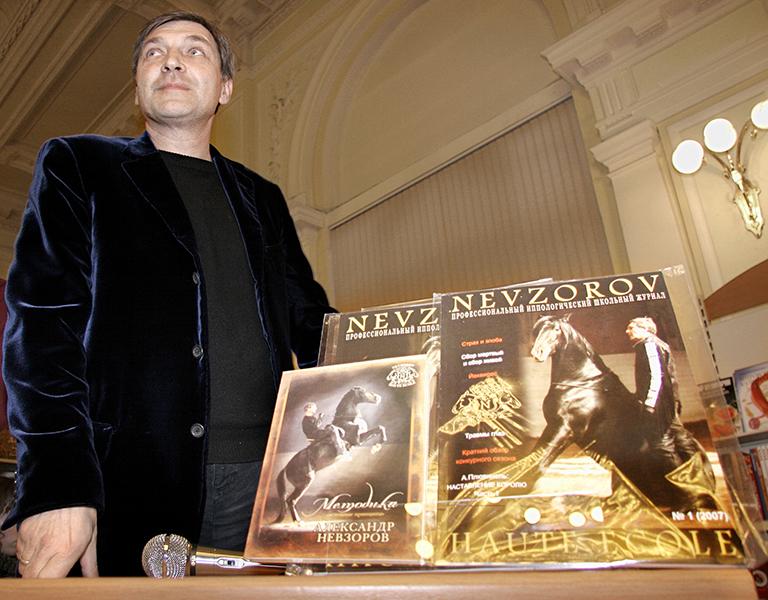 На фото: журналист и депутат Госдумы Александр Невзоров во время презентации своего нового журнала «Невзоров От Эколь» в Доме книги, 2007