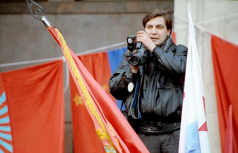 На фото: тележурналист Александр Невзоров во время митинга на Манежной площади, 1992