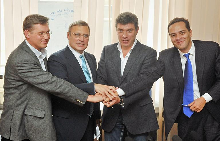 На фото: лидер Республиканской партии Владимир Рыжков, лидер Российского народно-демократического союза (РНДС) Михаил Касьянов, сопредседатель движения "Солидарность" Борис Немцов и лидер движения "Демократический выбор" Владимир Милов (слева направо) во время пресс-конференции, на которой было подписано соглашение о создании демократической коалиции "За Россию без произвола и коррупции"