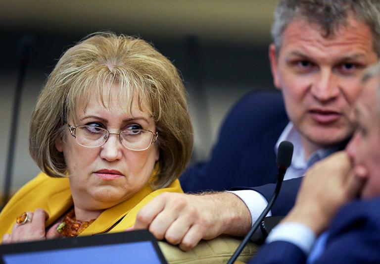 На фото: член комитета Госдумы РФ по бюджету и налогам Вера Ганзя и член комитета Госдумы РФ по охране здоровья Алексей Куринный (на втором плане справа) на пленарном заседании Государственной думы РФ, 2017 год.