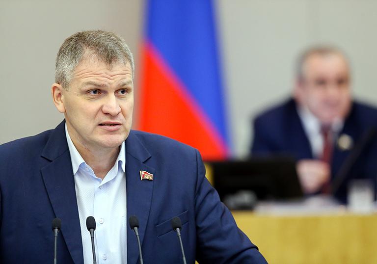 На фото: член комитета Госдумы РФ по охране здоровья Алексей Куринный на пленарном заседании Государственной думы РФ, 2017 год.