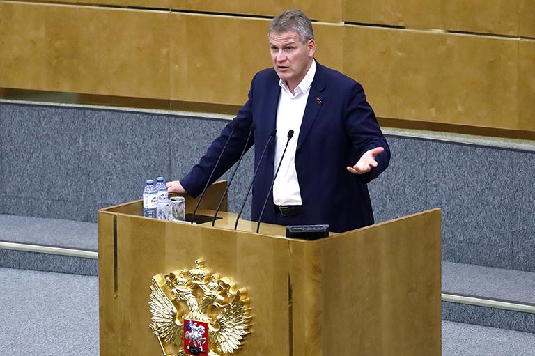 На фото: член комитета Госдумы РФ по охране здоровья Алексей Куринный во время выступления на пленарном заседании Государственной думы РФ, 2019 год.