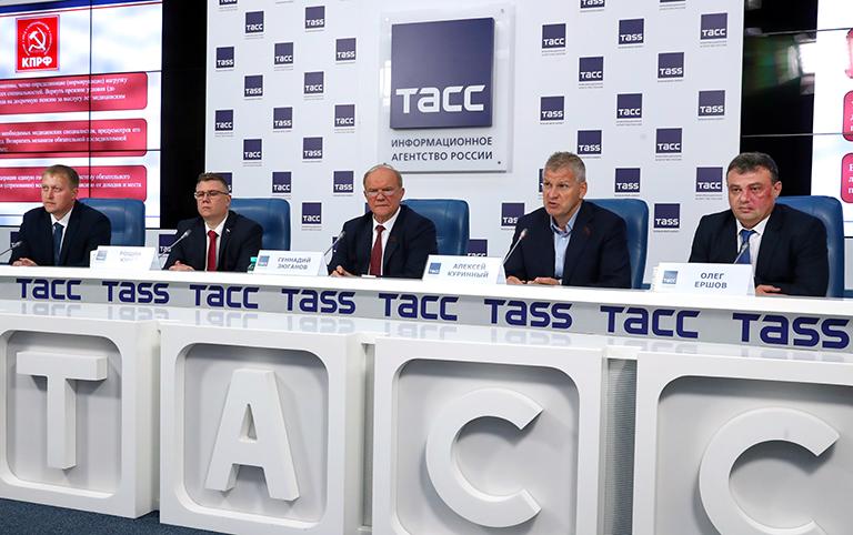 На фото: фельдшер первой категории станции скорой медицинской помощи в Новгородской области, депутат фракции КПРФ Совета депутатов г. Боровичи Николай Фирсов, главный врач Курской клинической психиатрической больницы имени святого великомученика и целителя Пантелеймона, депутат от КПРФ Курской областной Думы Рощин Юрий, председатель ЦК КПРФ, руководитель фракции КПРФ в Госдуме Геннадий Зюганов, член ЦК КПРФ, первый секретарь Ульяновского областного Комитета КПРФ Алексей Куринный, врач нейрохирург нейрохирургического отделения Вологодской областной клинической больницы, кандидат в депутаты Госдумы Олег Ершов (слева направо) во время пресс-конференции в онлайн-формате, посвященной предвыборной программе КПРФ и предложению партии по развитию системы здравоохранения в России. 2021 год.