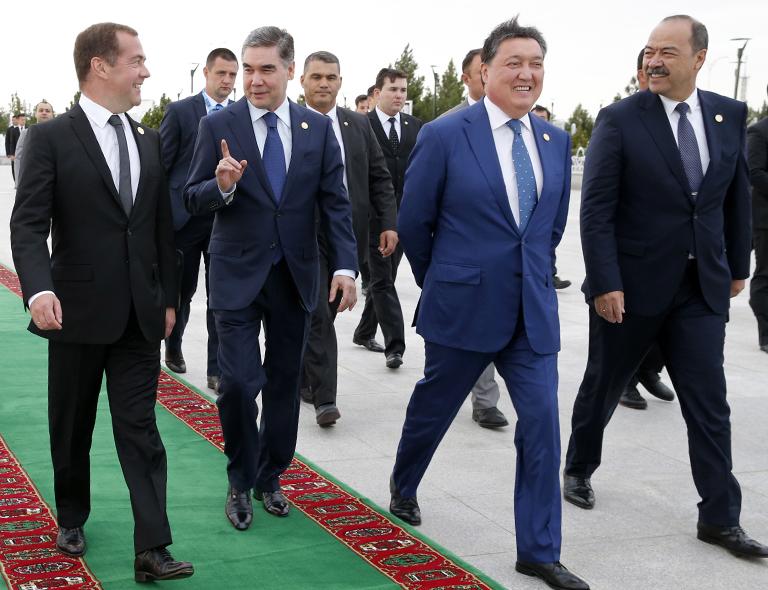 На фото: премьер-министр РФ Дмитрий Медведев, президент Туркменистана Гурбангулы Бердымухамедов, премьер-министр Казахстана Аскар Мамин и премьер-министр Узбекистана Абдулла Арипов (слева направо) во время посещения Международной Каспийской выставки, 2019