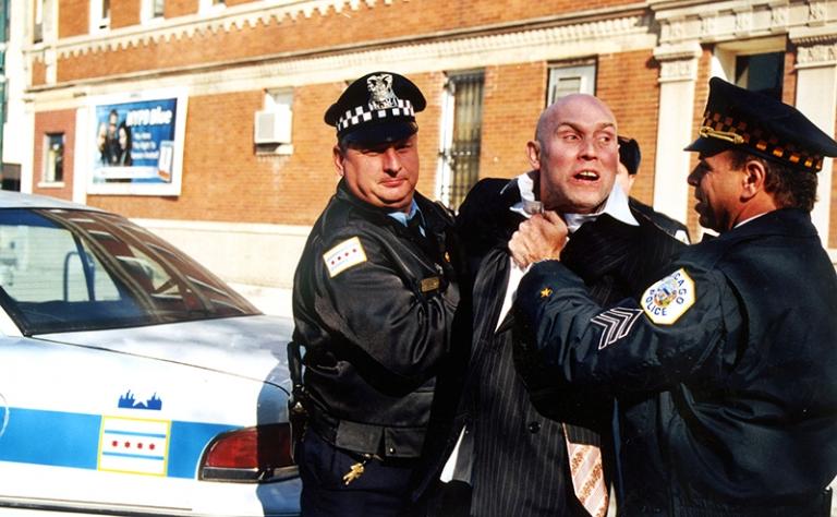 На фото: в сцене из фильма - актер Виктор Сухоруков (в центре) и чикагские полицейские, 1999