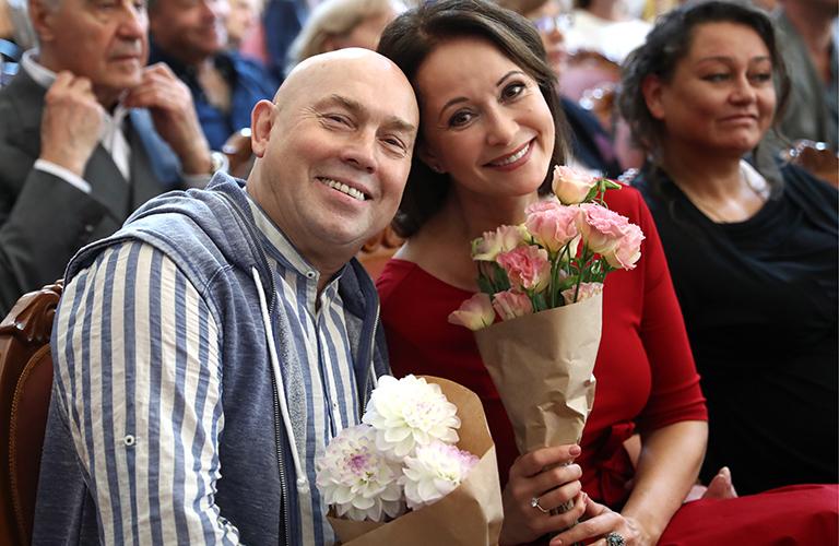 На фото: актеры Виктор Сухоруков и Ольга Кабо во время сбора труппы театра им. Моссовета