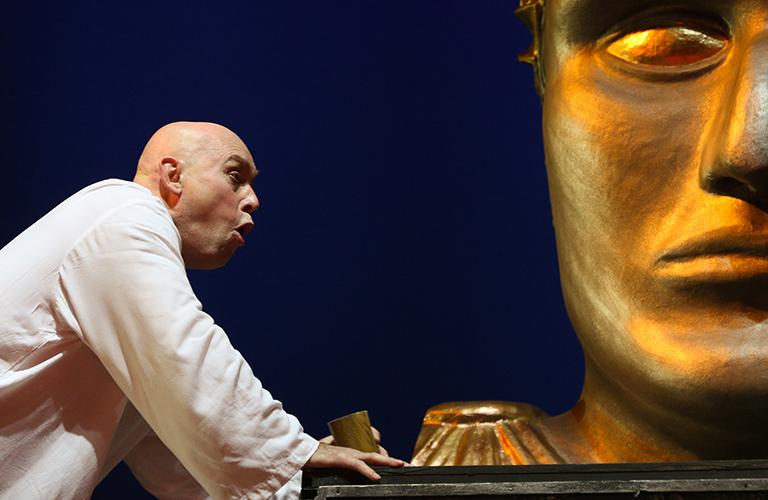 На фото: актер Виктор Сухоруков (император Домициан) в сцене из спектакля "Римская комедия (Дион)" в постановке режиссера Павла Холмского в театре им.Моссовета