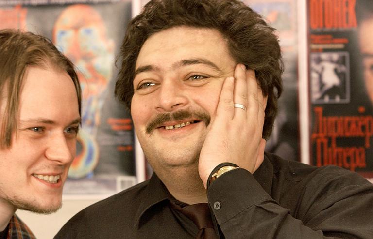 На фото: журналисты Андрей Архангельский и Дмитрий Быков (слева направо ) получили премии журнала "Огонек" в номинациях "Дебют года "и "Журналист года ", 2003