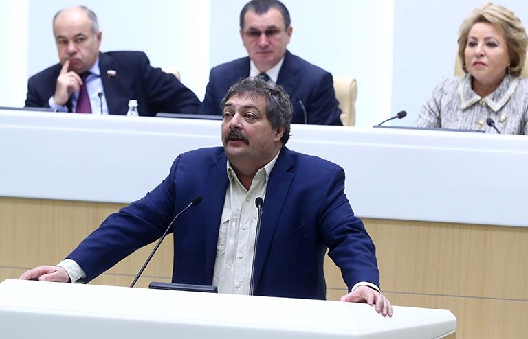 На фото: писатель Дмитрий Быков во время выступления на пленарном заседании Совета Федерации РФ, 2017