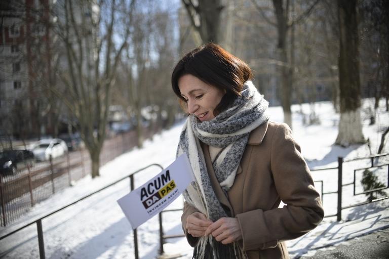 На фото: Майя Санду, лидер оппозиционного альянса ACUM, уезжает после того, как проголосовала в Кишиневе, Молдова, в воскресенье, 24 февраля 2019 г. Молдаване проголосовали в воскресенье на парламентских выборах, которые могли усилить раскол между прозападными и пророссийскими силами в бывшая советская республика.