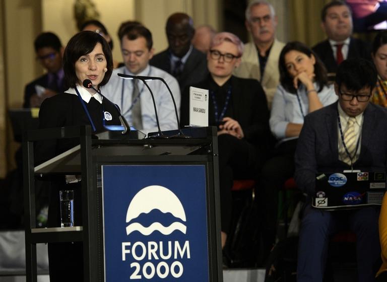 На фото: премьер-министр Молдовы Майя Санду выступает на 23-й международной конференции мировых деятелей Forum 2000 под девизом &laquo;Возвращая обещание 1989 года&raquo; в Праге, Чешская Республика. 14 октября 2019 года