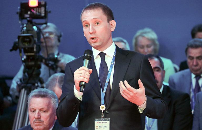 а фото: губернатор Амурской области Александр Козлов во время круглого стола "Презентация результатов национального рейтинга состояния инвестиционного климата в регионах России"