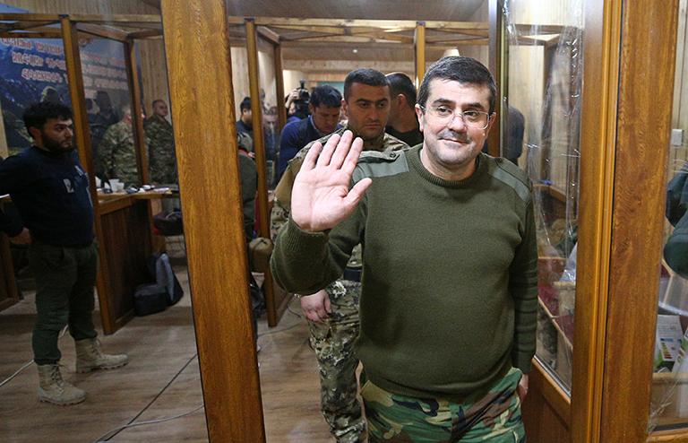 На фото: президент непризнанной Нагорно-Карабахской Республики Араик Арутюнян (на первом плане) после пресс-конференции, посвященной военному конфликту в Нагорном Карабахе, 2020