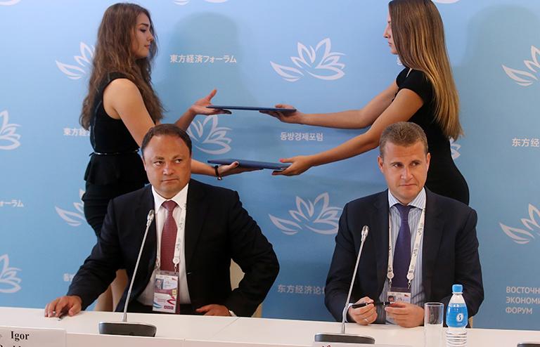 На фото: сэр Владивостока Игорь Пушкарев и генеральный директор АО "Фонд развития Дальнего Востока и Байкальского региона" Алексей Чекунков (слева направо) во время подписания соглашения о сотрудничестве, 2015