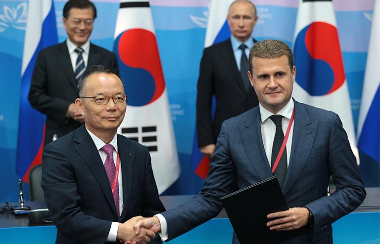 На фото: генеральный директор АО "Фонд развития Дальнего Востока" Алексей Чекунков (справа на первом плане), президент Республики Корея Мун Чжэ Ин и президент РФ Владимир Путин (слева направо на втором плане) во время подписания совместных документов по итогам встречи в рамках III Восточного экономического форума