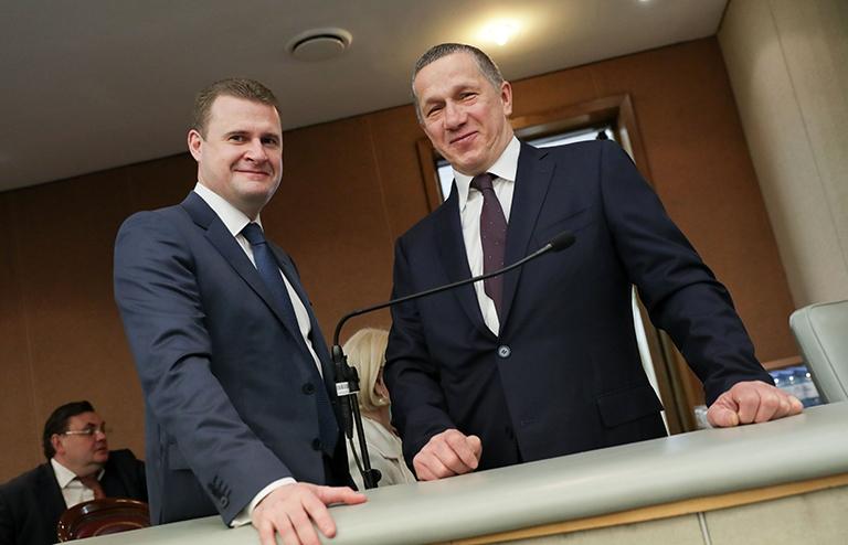 На фото: министр РФ по развитию Дальнего Востока и Арктики Алексей Чекунков и заместитель председателя правительства РФ – полномочный представитель президента РФ в Дальневосточном федеральном округе Юрий Трутнев (слева направо) на пленарном заседании Государственной думы РФ