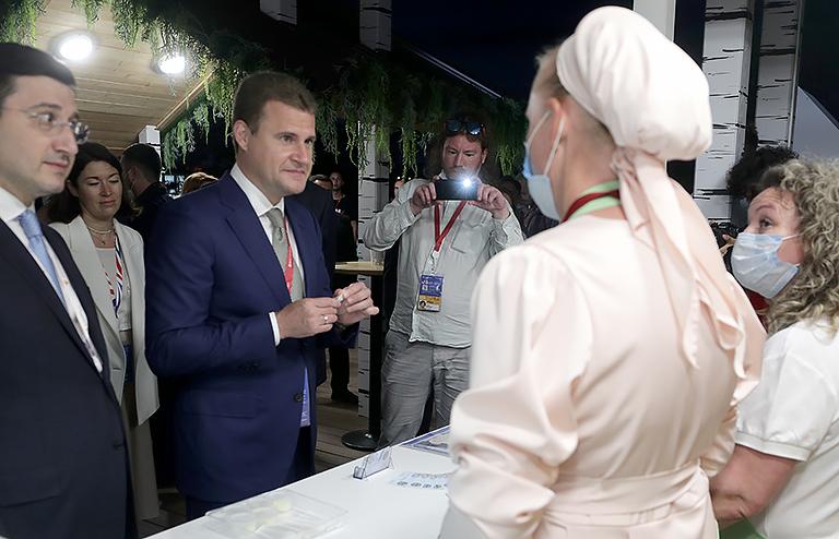 На фото: первый заместитель Министра Российской Федерации по развитию Дальнего Востока и Арктики Гаджимагомед Гусейнов и министр РФ по развитию Дальнего Востока и Арктики Алексей Чекунков (на первом плане слева направо)