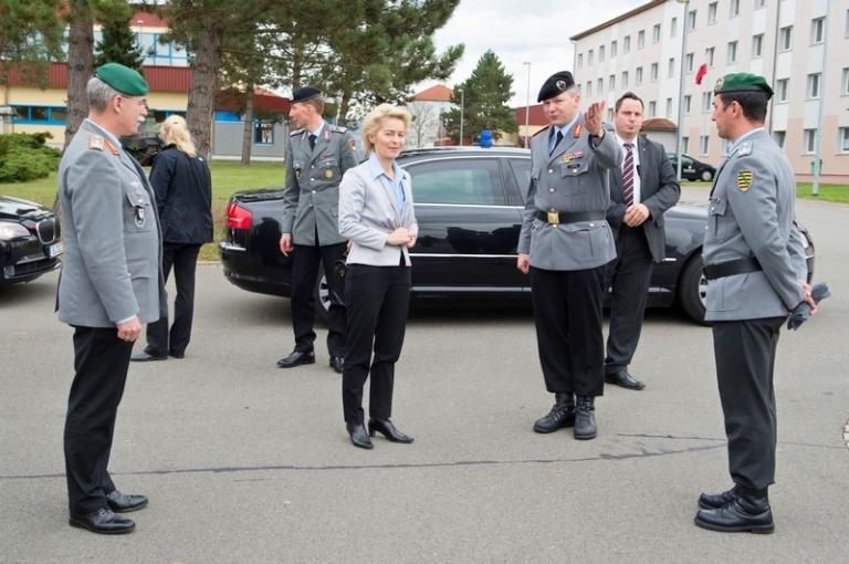 На фото: министр обороны Германии Урсула фон дер Ляйен (ХДС, C) и командир 37-й танковой бригады Рупрехт фон Батлер (3-R) в казармах Верраталь в Бад-Зальцунгене, Германия, 2015 год