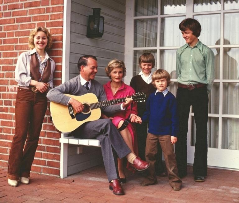 На фото: Урсула фон дер Ляйен со своим отцом доктором. Эрнст Альбрехт, мать Хайде-Адель + братья Бартольд и Лоренц перед Донатусом на семейной фотографии 1978 года по случаю записи пластинки народной музыки, 1978 год