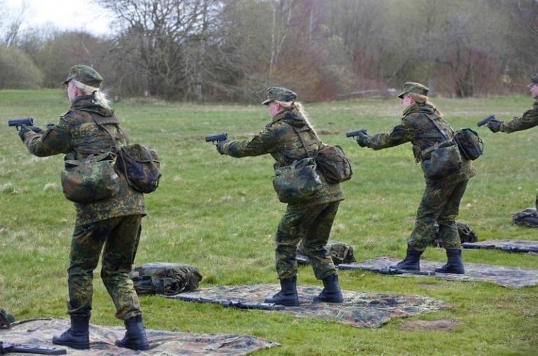 На фото: 164-й специальный инженерный батальон, женщины-солдаты тренируются с пистолетом Heckler & Koch P8, 2015 год