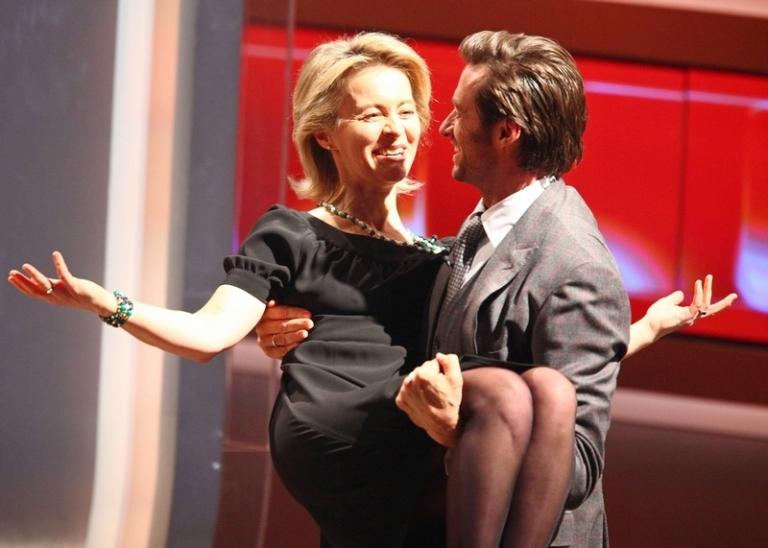 На фото: актер Хью Джекман несет на руках министра по делам семьи Урсулу фон дер Ляйен, ХДС Германии во время телешоу ZDF - Wetten, das...? - в Штутгарте, Германия, 2008 год