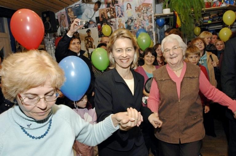 На фото: федеральный министр по делам семьи Урсула фон дер Ляйен Митте (ХДС Германии) по случаю визита к гражданам, 2007 год