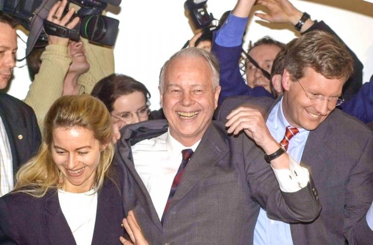 Ганновер, государственные выборы, вечер, аплодисменты победителю ХДС. На фото слева: Урсула фон дер Ляйен с отцом Эрнстом Альбрехтом и Кристианом Вульфом, 2003 год