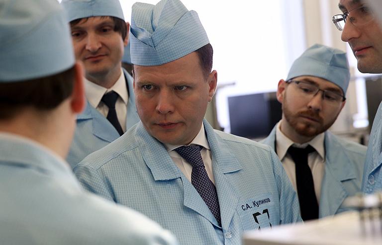На фото: исполнительный директор госкорпорации "Ростех" Сергей Куликов (в центре) на территории завода, 2016
