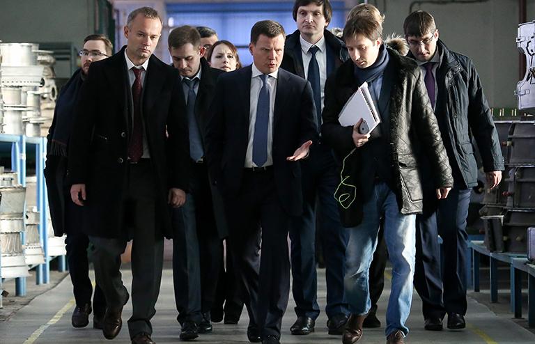 На фото: генеральный директор Уральского завода гражданской авиации Вадим Бадеха (слева), исполнительный директор госкорпорации "Ростех" Сергей Куликов (в центре) в цехе Уральского завода гражданской авиации, 2016