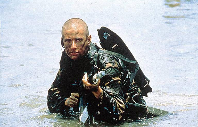 На фото: кадр фильм с Деми Мур "Солдат Джейн", 1997