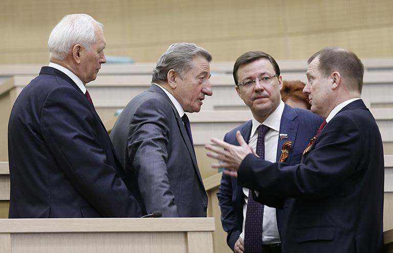 На фото: член комитета Совета Федерации по федеративному устройству, региональной политике, местному самоуправлению и делам Севера Сергей Лукин (второй слева), председатель комитета Совета Федерации по федеративному устройству, региональной политике, местному самоуправлению и делам Севера Дмитрий Азаров (второй справа) перед началом заседания Совета Федерации РФ